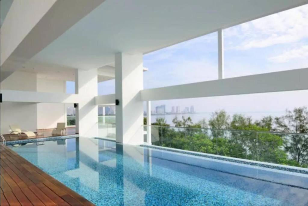 Seaview Premium Duplex In Gurney With Wifi & Full Kitchen 12b George Town