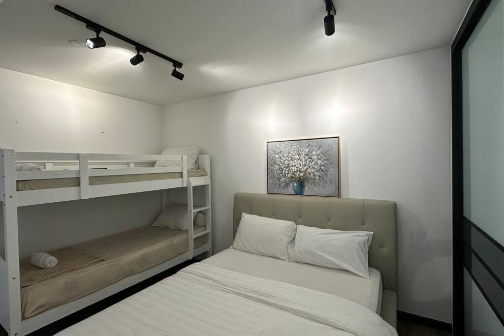 Seaview Premium Duplex In Gurney With Wifi & Full Kitchen 12b * George Town