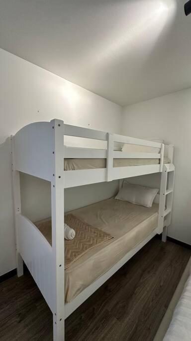Seaview Premium Duplex In Gurney With Wifi & Full Kitchen 12b Apartment *