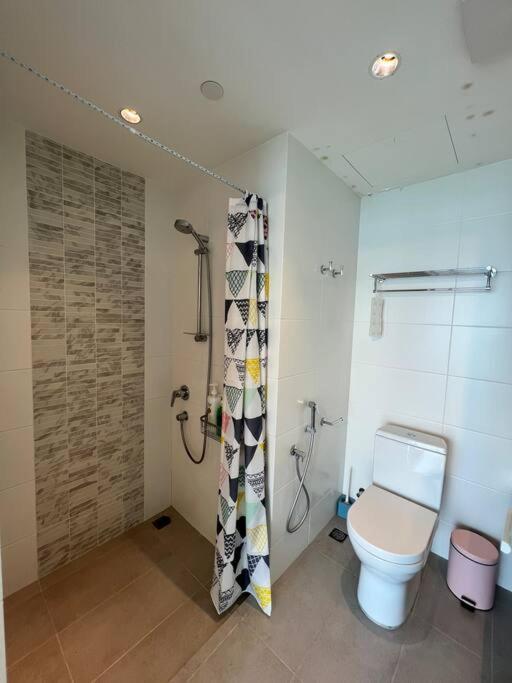 Seaview Premium Duplex In Gurney With Wifi & Full Kitchen 12b * George Town