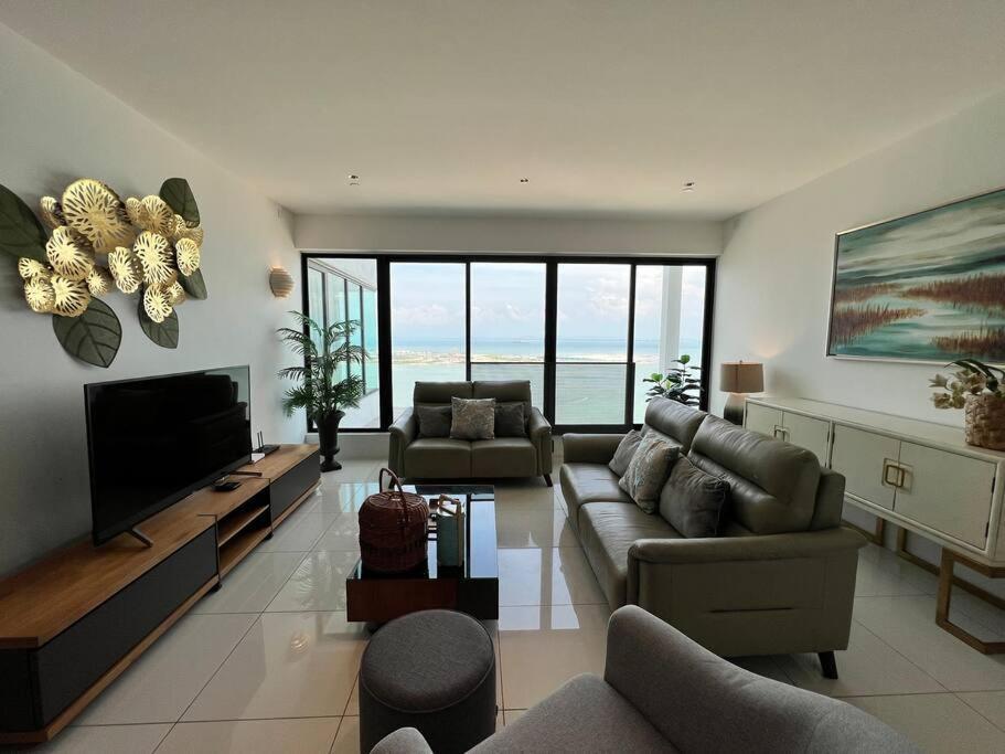 Seaview Premium Duplex In Gurney With Wifi & Full Kitchen 12b * George Town